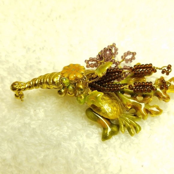 None Brooch Horn of Plenty Pin Thanksgiving Fall Green Peach Cornucopia - Picture 8 of 8